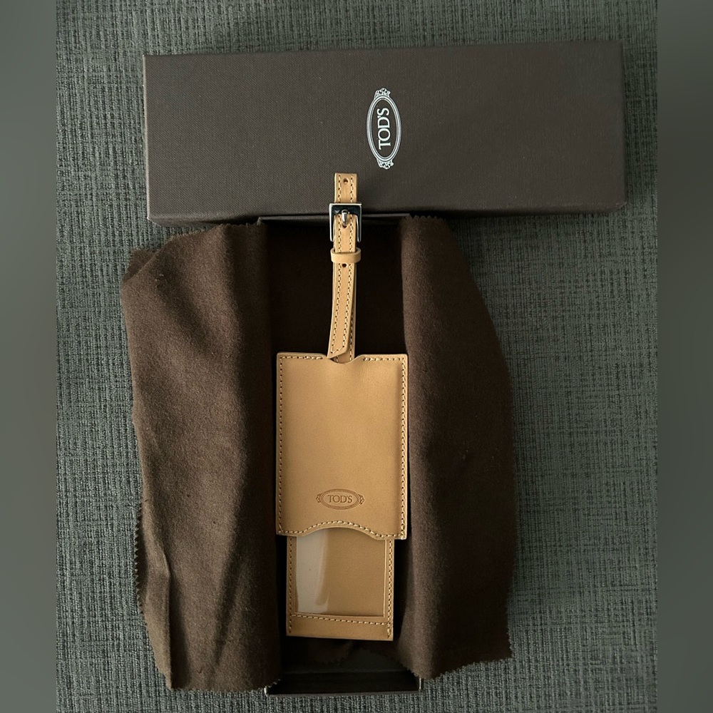 TOD’S leather luggage tag